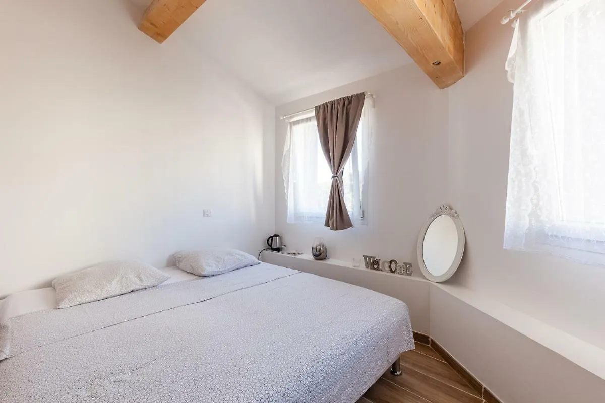 Alpinias Bed And Breakfast Marsiglia 0*,  Francia